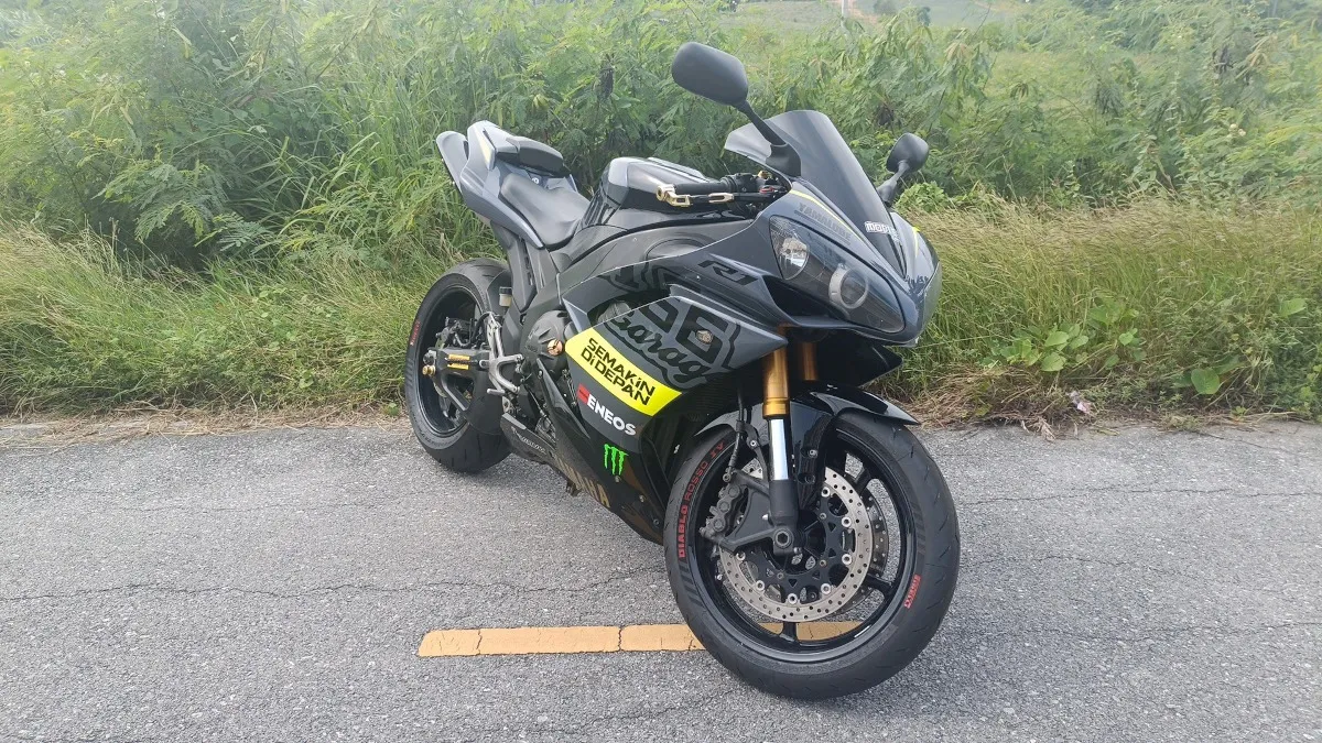 Yamaha R1 2008 rental Thailand supersport motorcycle portrait